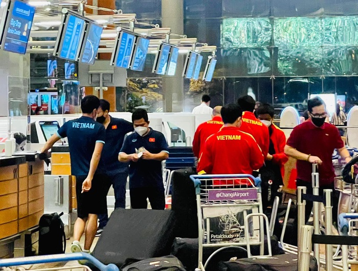 Cập nhật: ĐT Việt Nam đã đến sân bay Singapore, chuẩn bị về nước sau AFF Cup 2020 - Ảnh 6.