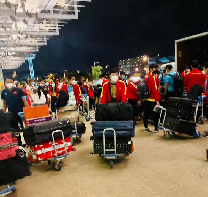 Cập nhật: ĐT Việt Nam đã đến sân bay Singapore, chuẩn bị về nước sau AFF Cup 2020 - Ảnh 7.