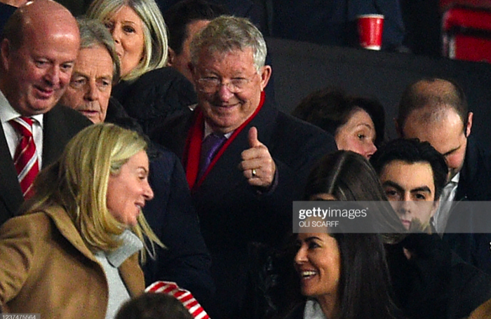 Fan MU kéo băng-rôn quanh khán đài mừng sinh nhật Sir Alex Ferguson - Ảnh 4.