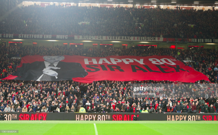 Fan MU kéo băng-rôn quanh khán đài mừng sinh nhật Sir Alex Ferguson - Ảnh 1.