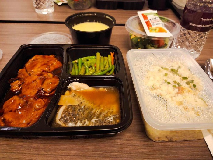 Cận cảnh suất ăn chỉ cá và gà mà ĐT Việt Nam đã ăn trong 3 ngày liên tiếp ở Singapore - Ảnh 1.