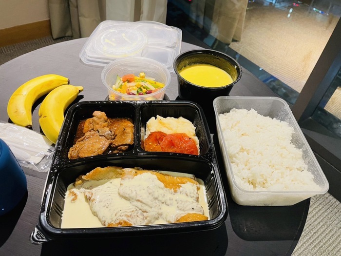 Cận cảnh suất ăn chỉ cá và gà mà ĐT Việt Nam đã ăn trong 3 ngày liên tiếp ở Singapore - Ảnh 2.