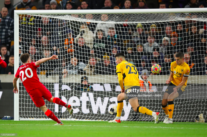 Pha bỏ lỡ có 1 không 2: Thủ môn Wolves bỏ khung thành, Jota (Liverpool) đá thẳng vào 2 hậu vệ canh gôn - Ảnh 5.