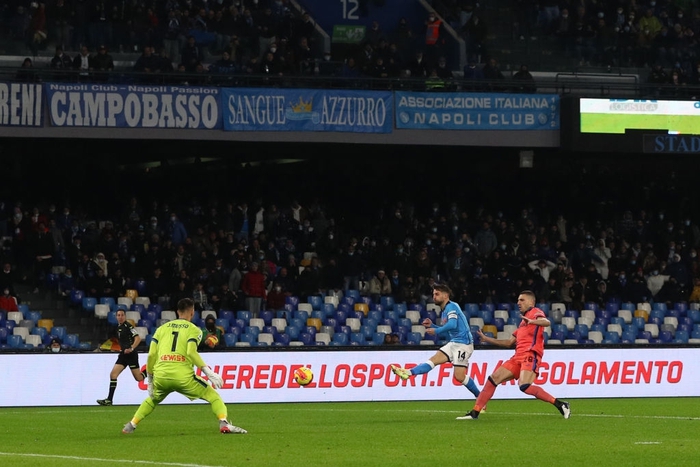 Rượt đuổi kịch tính, Atalanta đánh bại Napoli ngay trên sân khách để hâm nóng cuộc đua vô địch - Ảnh 4.