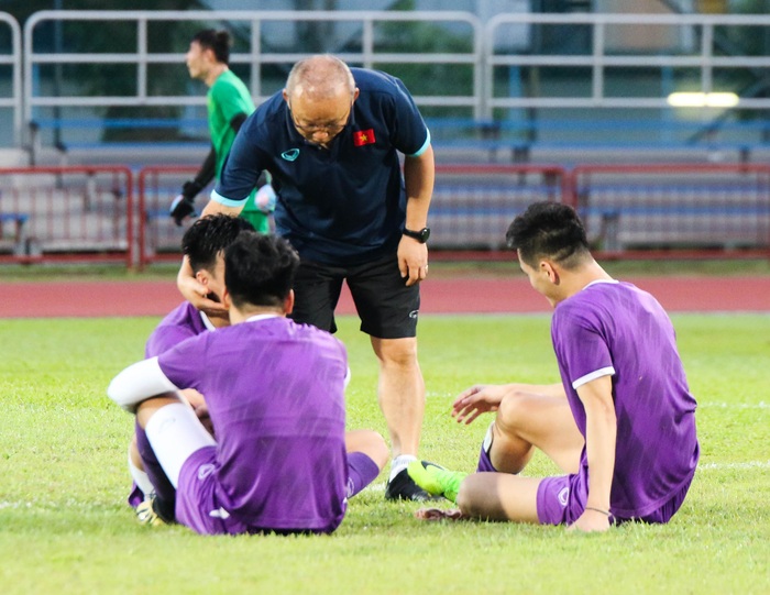 HLV Park Hang-seo &quot;nựng má&quot; học trò, tuyển Việt Nam vã mồ hôi trở về sau buổi tập cuối trước trận gặp tuyển Lào - Ảnh 1.