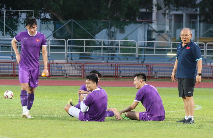 HLV Park Hang-seo &quot;nựng má&quot; học trò, tuyển Việt Nam vã mồ hôi trở về sau buổi tập cuối trước trận gặp tuyển Lào - Ảnh 2.