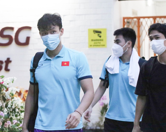 HLV Park Hang-seo véo má học trò, tuyển Việt Nam vã mồ hôi trở về khách sạn trước trận gặp tuyển Lào - Ảnh 8.