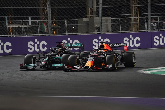 Mùa giải F1 đến hồi kịch tính đỉnh điểm: Hamilton tố đàn em chơi bẩn nhưng vẫn chiến thắng để tạo nên chặng chung kết căng hơn dây đàn - Ảnh 3.