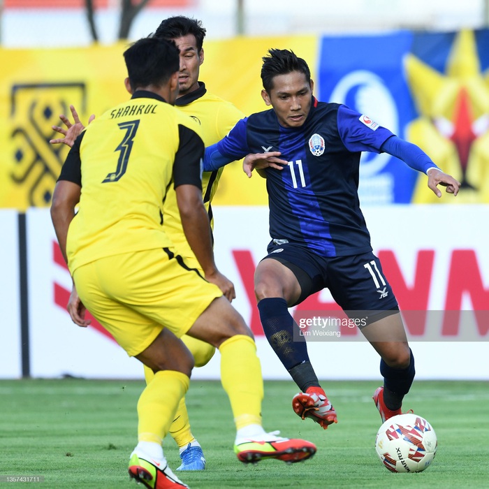 HLV Keisuke Honda bất lực nhìn Campuchia thất bại trong ngày ra mắt AFF Cup 2020  - Ảnh 4.