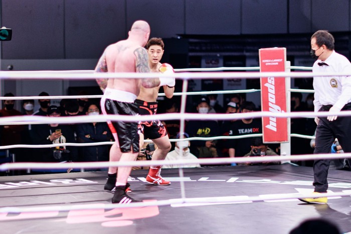 Cựu võ sĩ UFC khẳng định DK Yoo sử dụng lối đánh tiêu cực, tiết lộ bất ngờ về chiếc găng thi đấu - Ảnh 2.