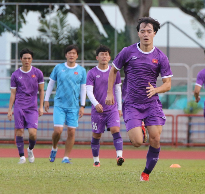 Hội tuyển thủ Việt Nam vui đùa thoải mái sau trận thắng tuyển Lào - Ảnh 4.