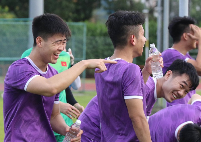 Hội tuyển thủ Việt Nam vui đùa thoải mái sau trận thắng tuyển Lào - Ảnh 1.