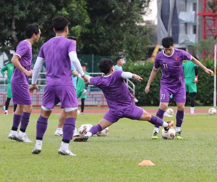 Hội tuyển thủ Việt Nam vui đùa thoải mái sau trận thắng tuyển Lào - Ảnh 7.