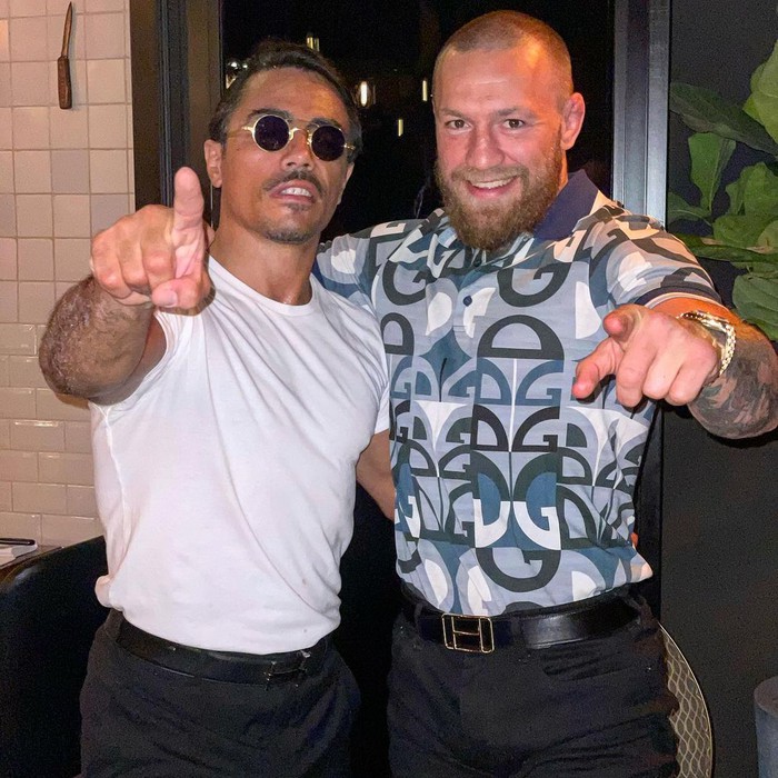 McGregor ăn thịt bò dát vàng được phục vụ bởi siêu đầu bếp Salt Bae, cách rắc muối bị chê 