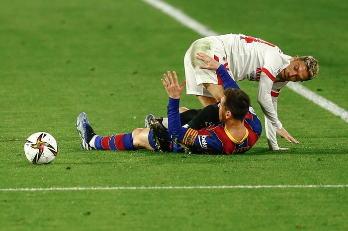 Messi lại đánh nguội sau khi bị phạm lỗi - Ảnh 3.