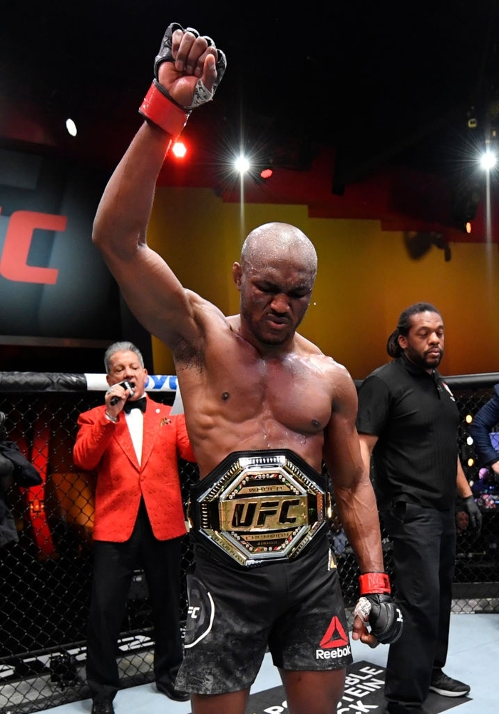 Kamaru Usman hạ đo ván người bạn tập cũ Gilbert Burns, bảo vệ thành công đai bán trung của UFC - Ảnh 8.