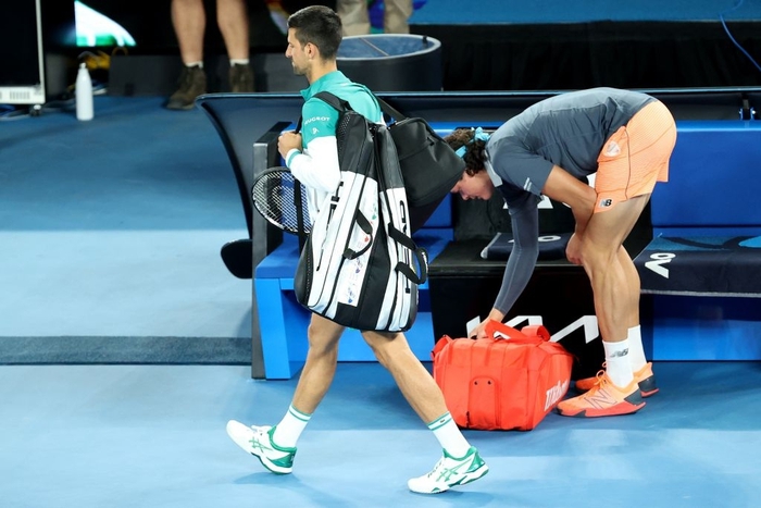 Novak Djokovic nén đau vào tứ kết Australian Open - Ảnh 1.