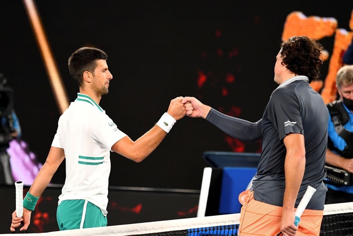 Novak Djokovic trả giá đắt sau trận thắng Raonic - Ảnh 1.