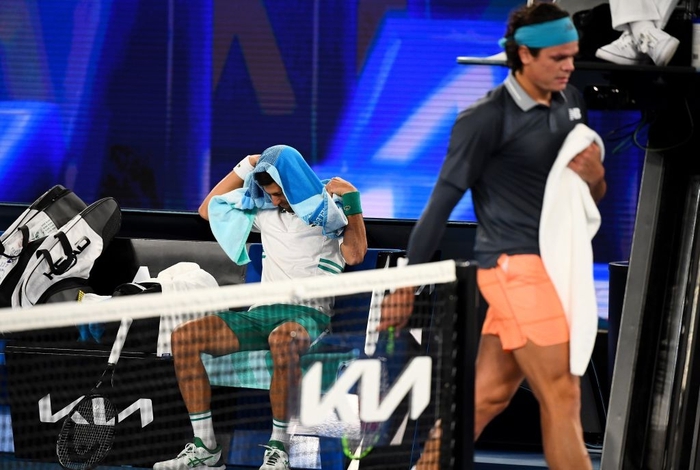 Novak Djokovic trả giá đắt sau trận thắng Raonic - Ảnh 7.