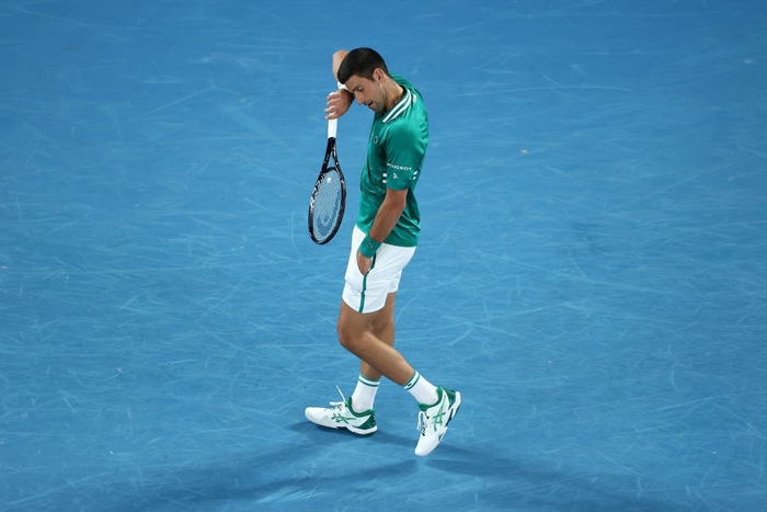 Novak Djokovic điên cuồng đập vợt trong trận thắng Zverev - Ảnh 3.