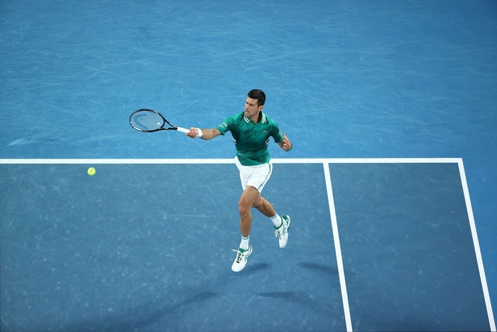 Novak Djokovic điên cuồng đập vợt trong trận thắng Zverev - Ảnh 4.