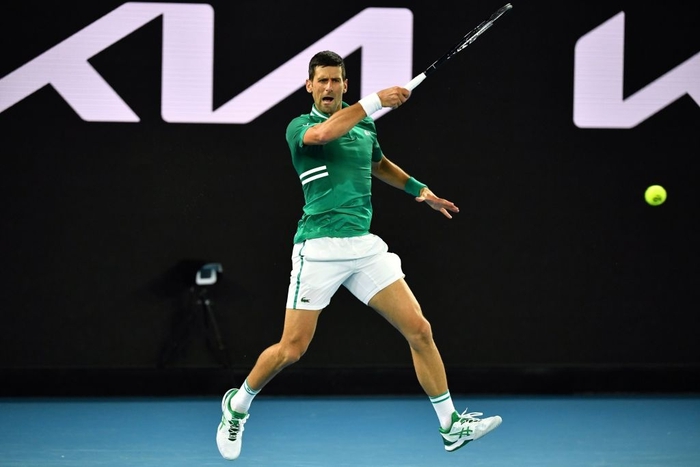 Novak Djokovic điên cuồng đập vợt trong trận thắng Zverev - Ảnh 5.