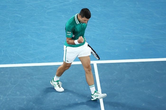 Novak Djokovic điên cuồng đập vợt trong trận thắng Zverev - Ảnh 7.