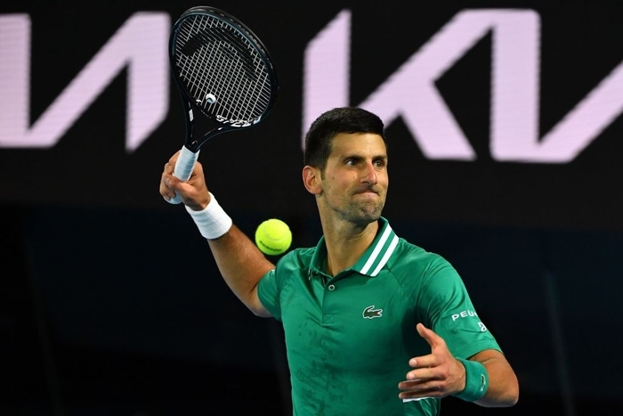 Novak Djokovic điên cuồng đập vợt trong trận thắng Zverev - Ảnh 8.