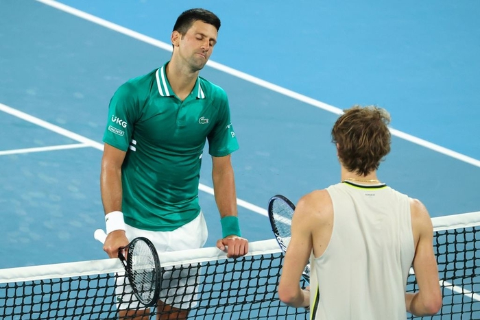 Novak Djokovic điên cuồng đập vợt trong trận thắng Zverev - Ảnh 10.