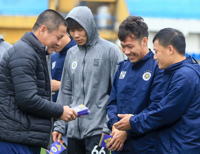 Quang Hải tạo dáng long trảo thủ ở buổi tập khai xuân của Hà Nội FC - Ảnh 8.
