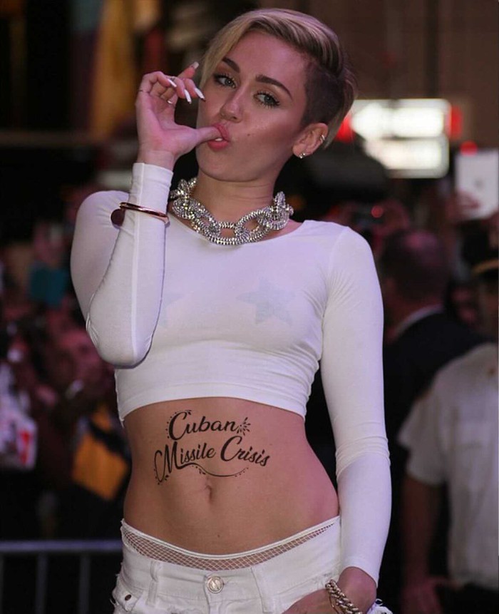 Được Miley Cyrus bật đèn &quot;xanh lét&quot; sau màn tỏ tình táo bạo đúng ngày Valentine, võ sĩ bặm trợn lại có pha hồi đáp cực &quot;toang&quot; khiến dân tình ngán ngẩm - Ảnh 2.