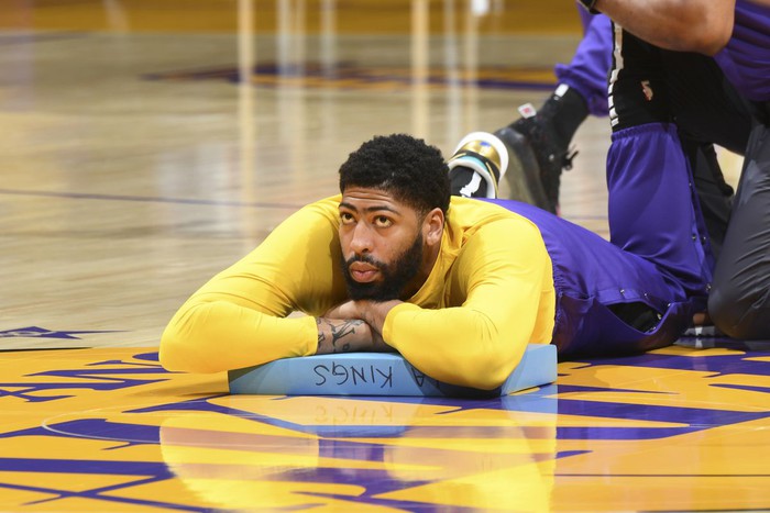 HLV Frank Vogel báo tin buồn tới NHM Lakers về tình trạng chấn thương của Anthony Davis - Ảnh 1.