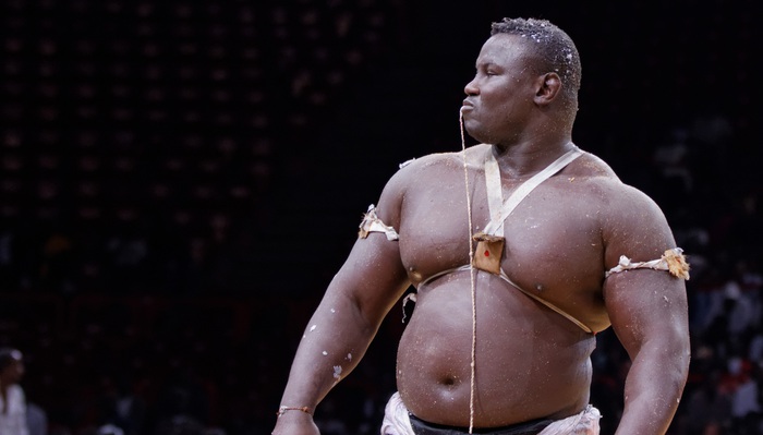 Hé lộ đối thủ của &quot;người khỏe nhất hành tinh&quot; Mariusz Pudzianowski trong ngày tái xuất: Huyền thoại vật của Senegal, nặng tới 120kg - Ảnh 2.