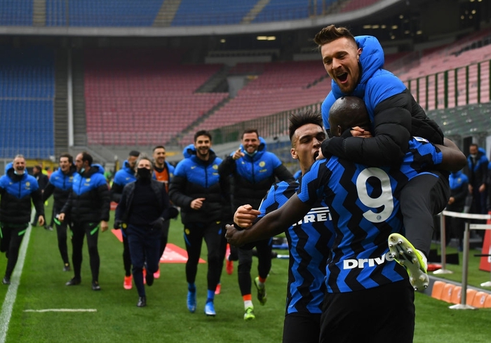 Song sát Lu - La chói sáng, Inter Milan quật ngã AC trong trận cầu 6 điểm tranh chức vô địch - Ảnh 9.