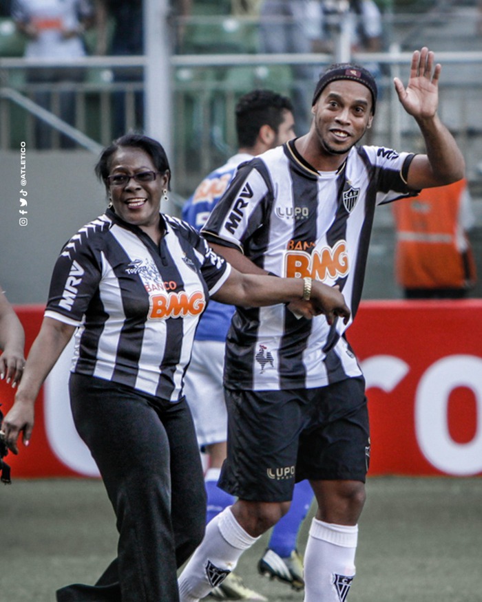Mẹ Ronaldinho qua đời ở tuổi 71 sau khi nhiễm Covid-19 - Ảnh 2.