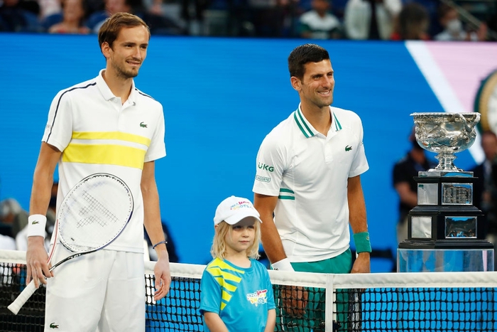 Novak Djokovic &quot;hủy diệt&quot; Medvedev để lần thứ 9 vô địch Australian Open - Ảnh 1.