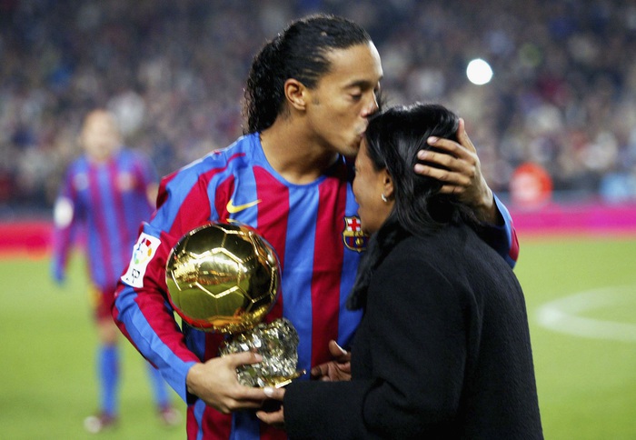 Mẹ Ronaldinho qua đời ở tuổi 71 sau khi nhiễm Covid-19 - Ảnh 1.