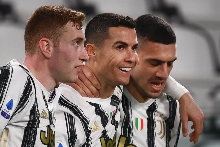 Ronaldo bỏ lỡ 2 cơ hội khó tin nhưng vẫn sắm vai người hùng giúp Juve trở lại đường đua vô địch Serie A - Ảnh 9.