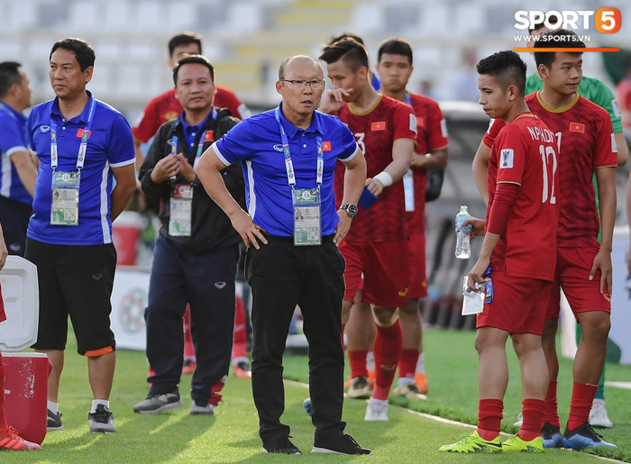 HLV Park Hang-seo cảm thấy có lỗi với các trợ lý và tuyển thủ Việt Nam - Ảnh 1.