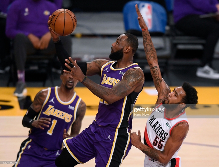 Dennis Schroder trở lại, Los Angeles Lakers ngắt chuỗi 4 trận thua liên tiếp trước Portland Trail Blazers - Ảnh 1.