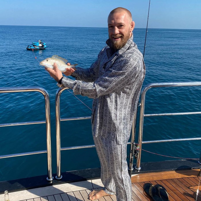 McGregor thảnh thơi câu cá, nghỉ dưỡng trên du thuyền trong lúc chấn thương chân ở trận gặp Poirier có dấu hiệu hồi phục tốt - Ảnh 3.