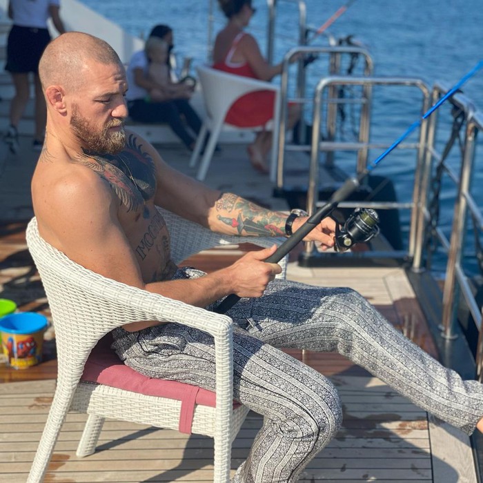 McGregor thảnh thơi câu cá, nghỉ dưỡng trên du thuyền trong lúc chấn thương chân ở trận gặp Poirier có dấu hiệu hồi phục tốt - Ảnh 2.