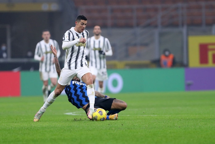 Ronaldo ghi cả 2 bàn giúp Juventus hạ gục Inter Milan ở Bán kết Coppa Italia - Ảnh 6.