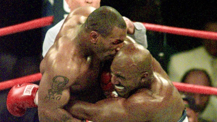 Mike Tyson tiến gần tới trận đại chiến với Evander Holyfield, gần 24 năm sau pha cắn tai gây chấn động - Ảnh 2.