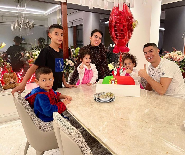 Loạt ảnh cực tình trong tuyết trắng của Ronaldo và bạn gái nhân dịp sinh nhật kép - Ảnh 8.