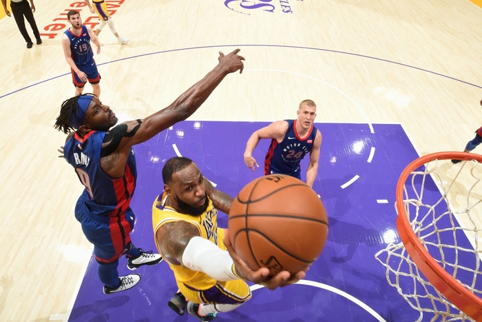 LeBron James cực clutch ở hiệp phụ, đưa Los Angeles Lakers giành chiến thắng nghẹt thở trước Detroit Pistons - Ảnh 2.