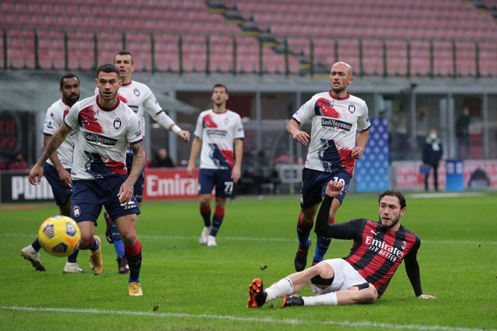 Ibra lập cú đúp, AC Milan đại thắng đòi lại ngôi đầu bảng - Ảnh 3.