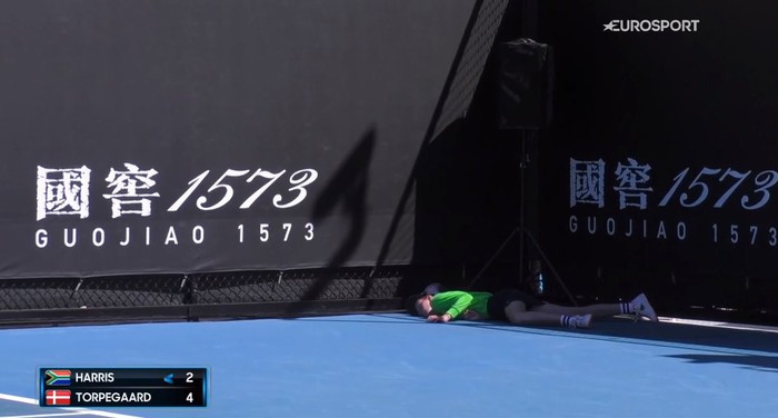 Bé gái nhặt bóng ngất xỉu giữa trưa ở Australian Open - Ảnh 1.