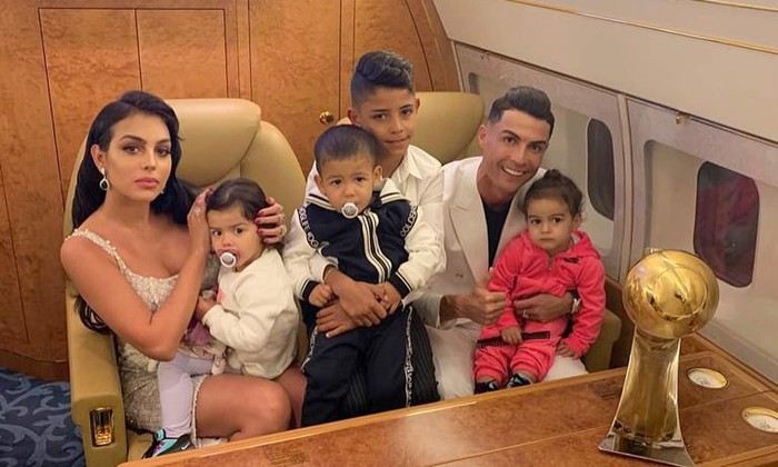 Ronaldo bị bạn gái cấm thay bóng đèn trong nhà, nghe lý do đủ biết nàng quan tâm đến chàng nhiều như thế nào - Ảnh 3.