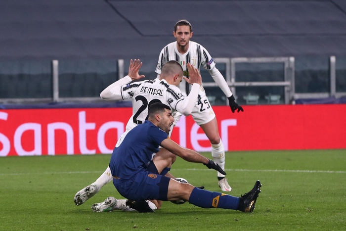 Ronaldo im lặng, Juventus cay đắng rời Champions League dù chơi hơn người trong hiệp phụ - Ảnh 4.